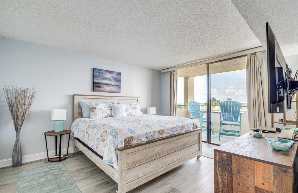 Gulf-view Condo in Hudson: Perfect for Snowbirds!