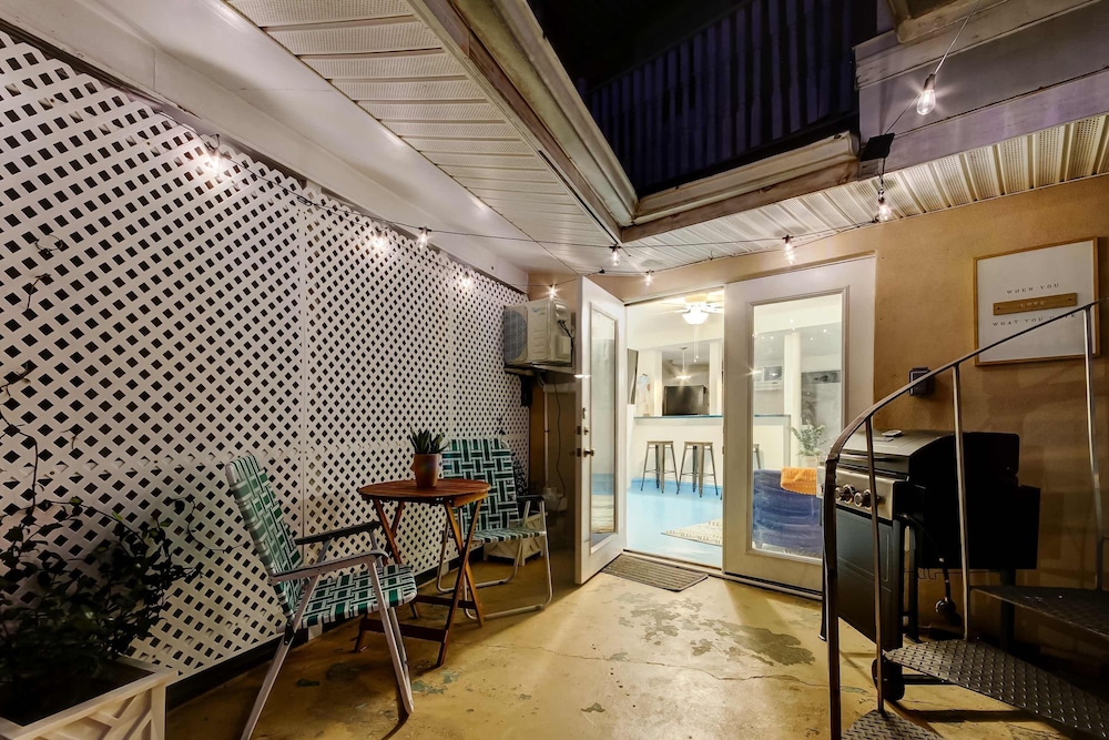 Simple Modern Gem 2 Blocks to Beach Pet Friendly