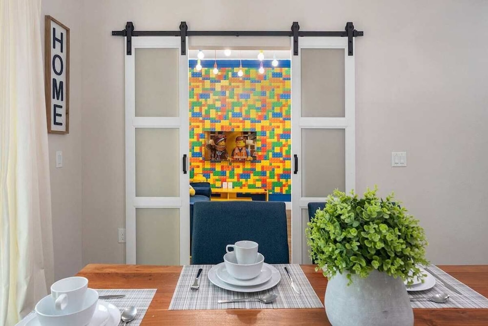 Beautiful 4BR Home w/ Modern Design
