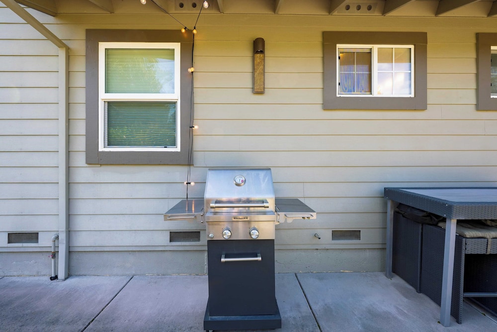 Pool + Hot Tub + Firepit + Game Room Minutes From Sebastopol & Russian River Baker Lane Retreat