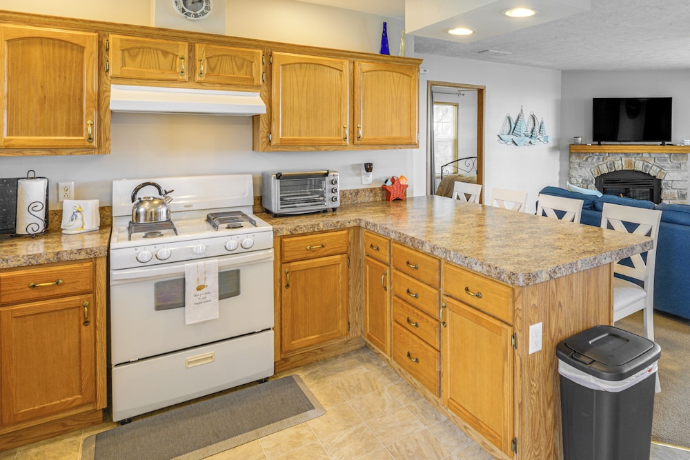Lake & Lighthouse Views: Inviting Port Hope Home!