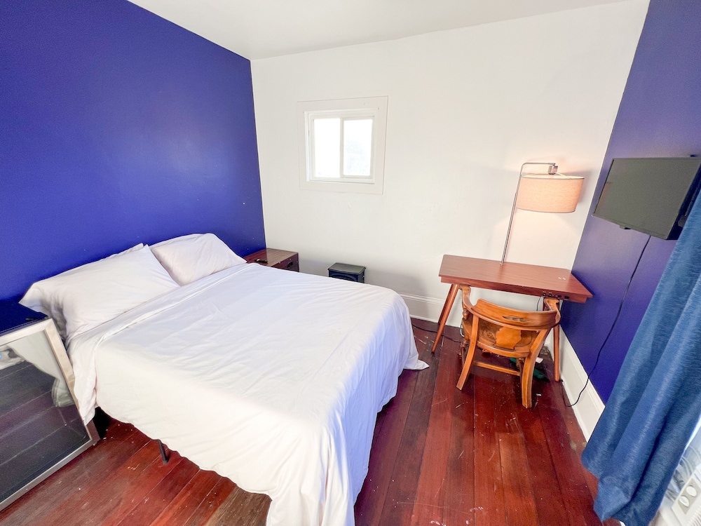 International Travelers House Hostel \- Downtown San Diego Little Italy.
