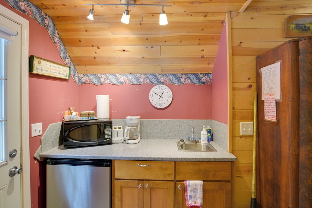 Walk to Trails & Butte Creek: Cozy Retreat w/ Deck