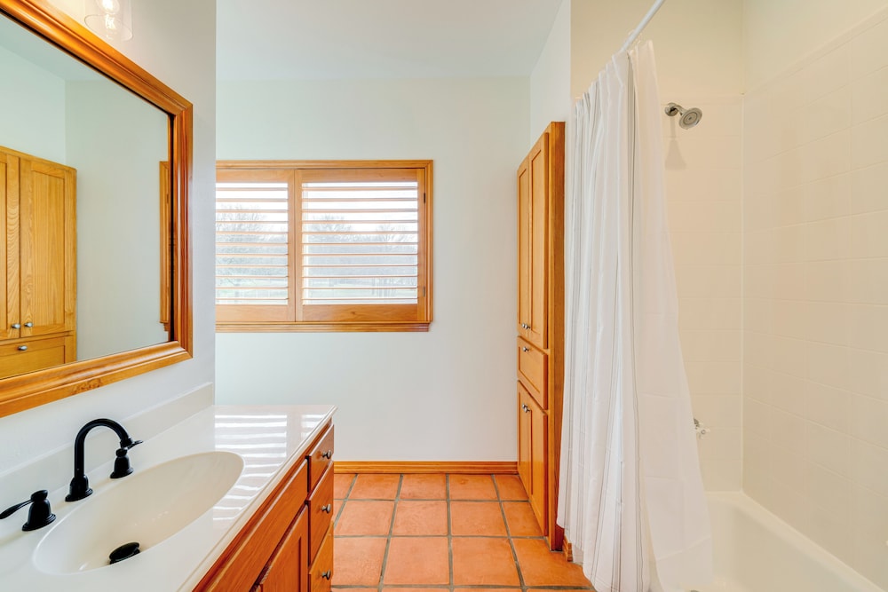 6 Mi to Lewisville Lake: Spacious Ranch Home