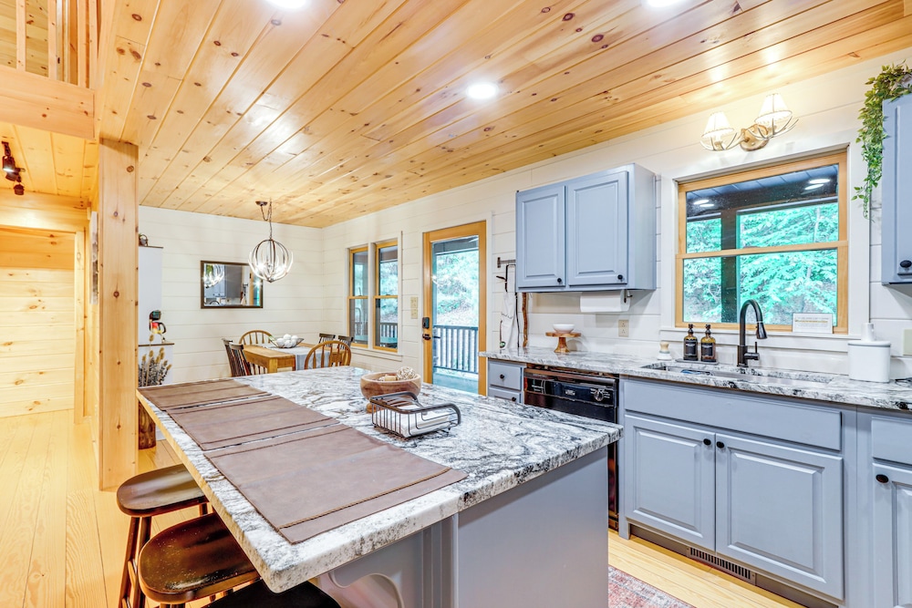 5 Mi to Dtwn Blue Ridge: Spacious Cabin w/ Hot Tub