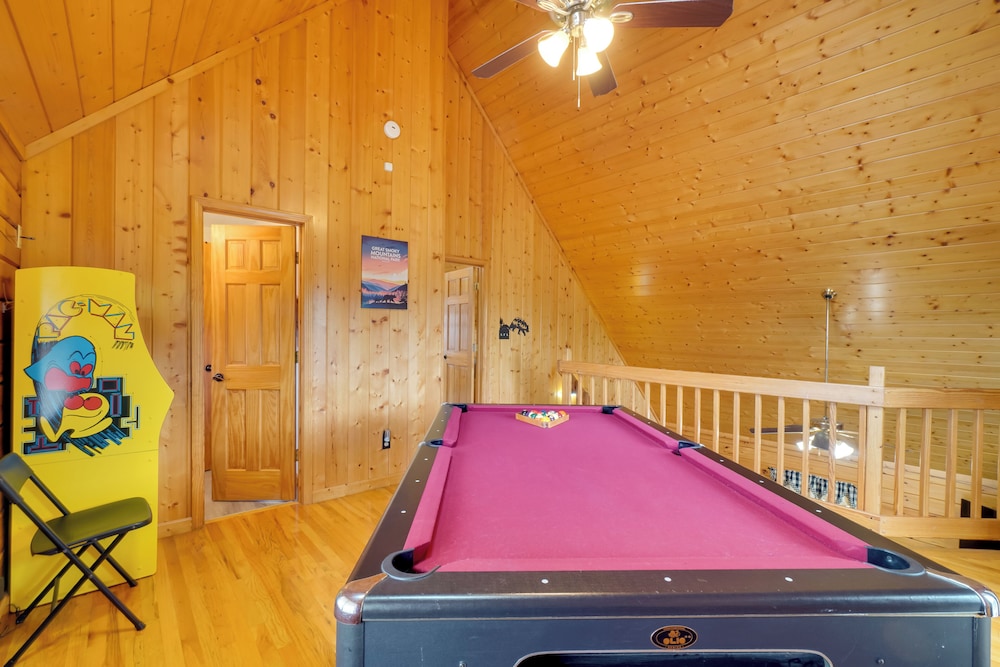 Hot Tub & Game Room: Sevierville Family Cabin!