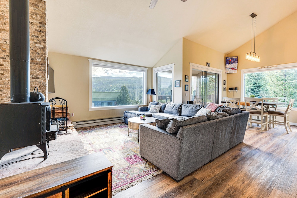 2 Mi to Winter Park Slopes: Mtn-view Condo!