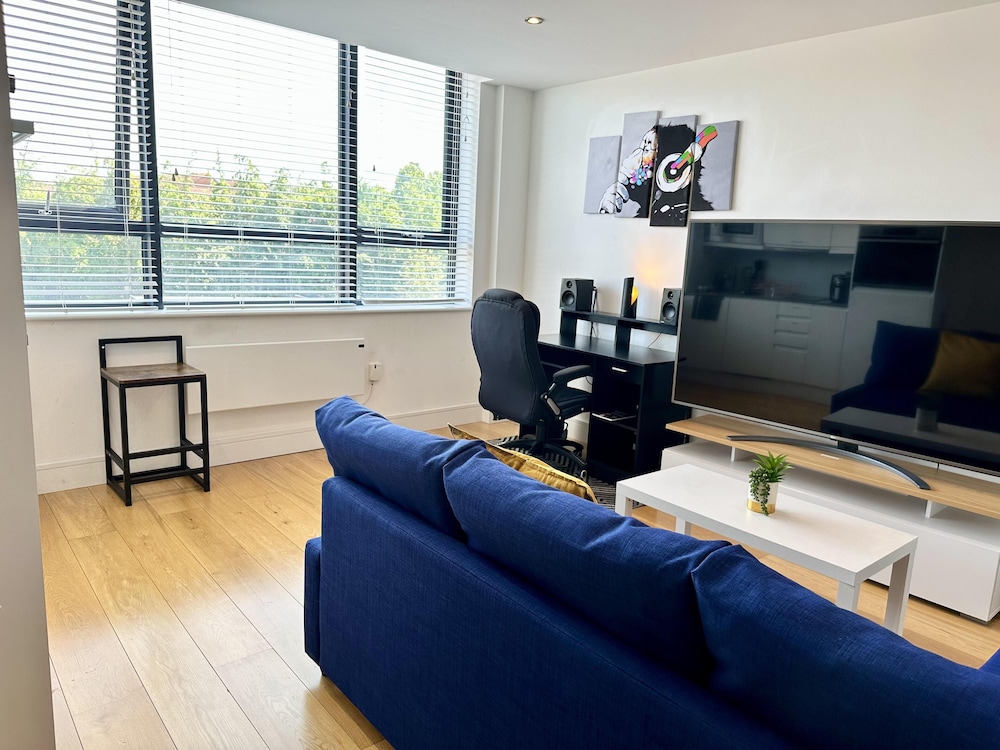 Condo Apartment With Workspace