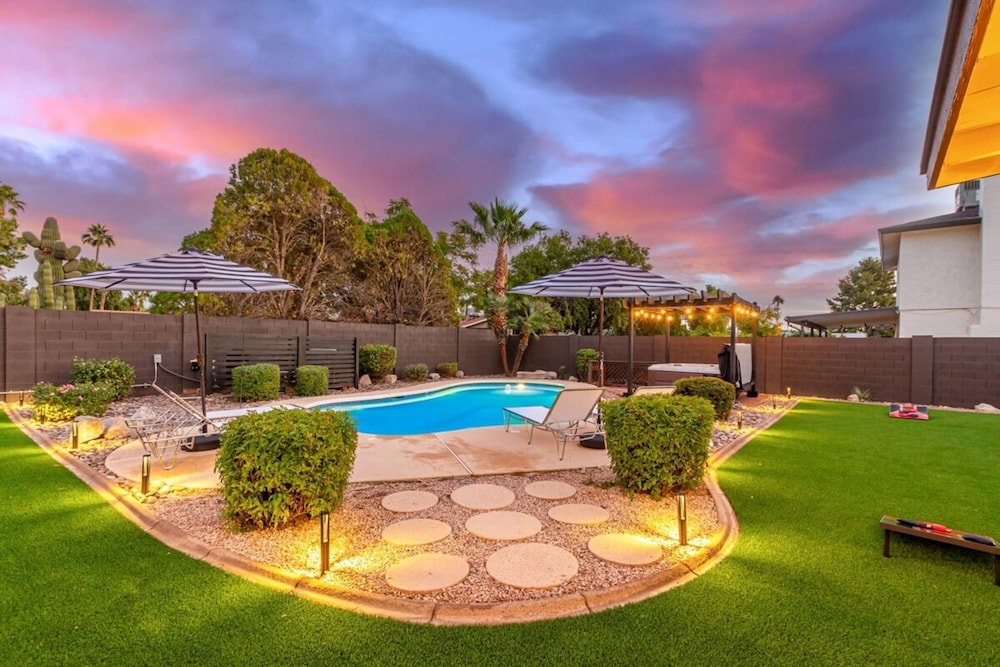 The Ace Experience 2 Masters Heated Pool Hot Tub