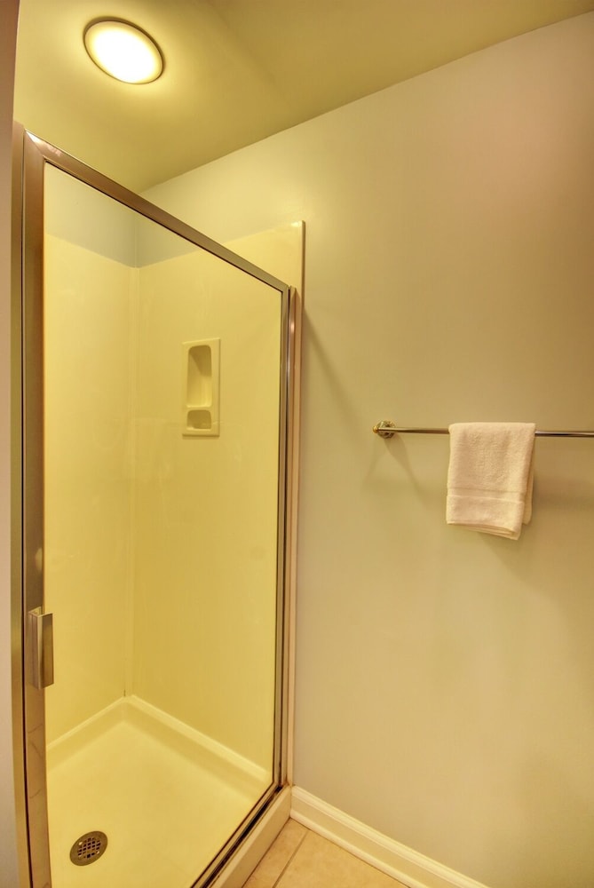 Margate Tower 2401 4br 3 Ba Direct Oceanfront 4 Bedroom Condo by RedAwning