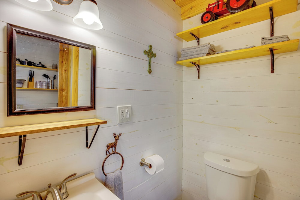 Secluded Tallassee Cabin w/ Fire Pit & Porch! view 3