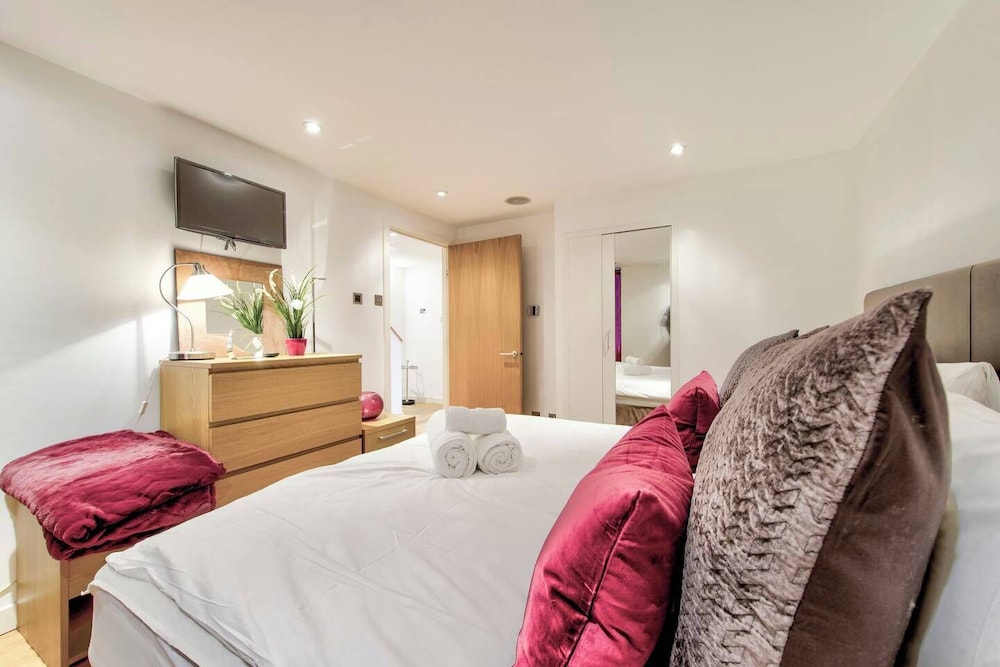 JOIVY Quiet Mews Street Apartment in the Heart of Edinburgh view 3