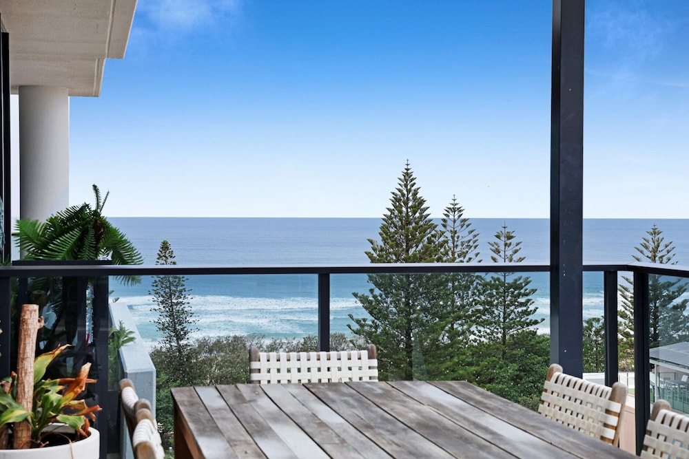 Luxe Beachfront 2-bed With Gym, Pool & Views