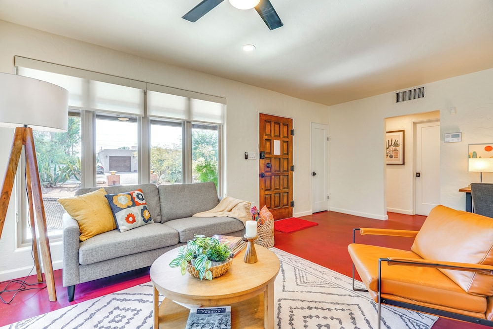 Gazebo, Patios & Grill: Colorful Tucson Retreat!