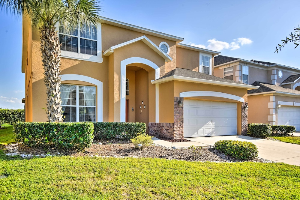 Luxe Terra Verde Villa w/ Theater: 6 Mi to Disney!