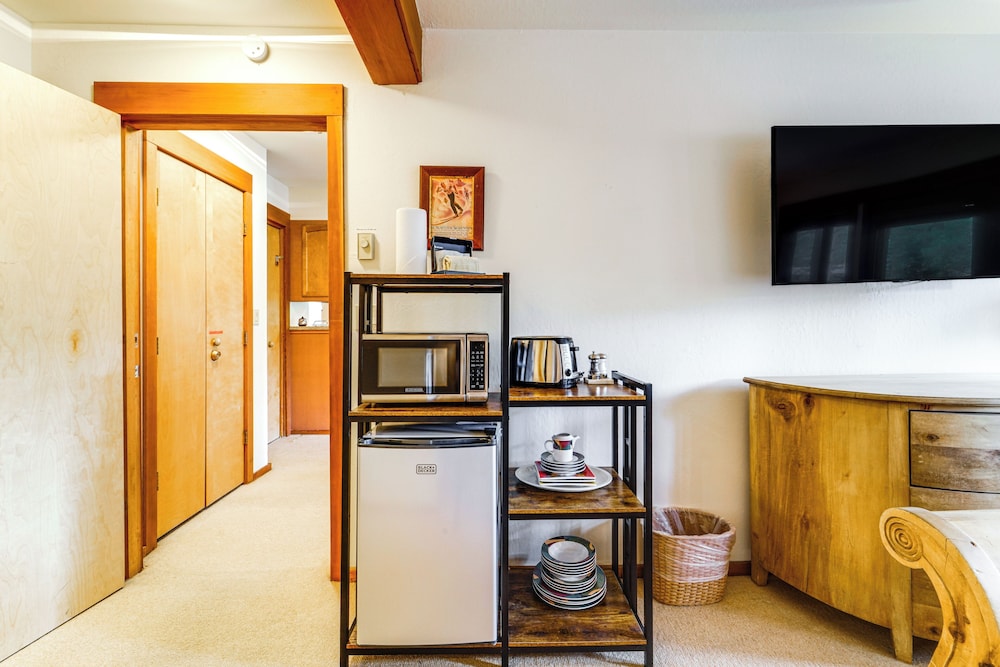 Hike, Sled & Ski! Cozy Tahoe City Condo w/ Hot Tub