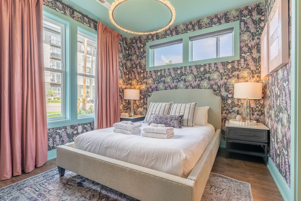 Luxe 4BR Retreat With Rooftop Fire Pit Garage