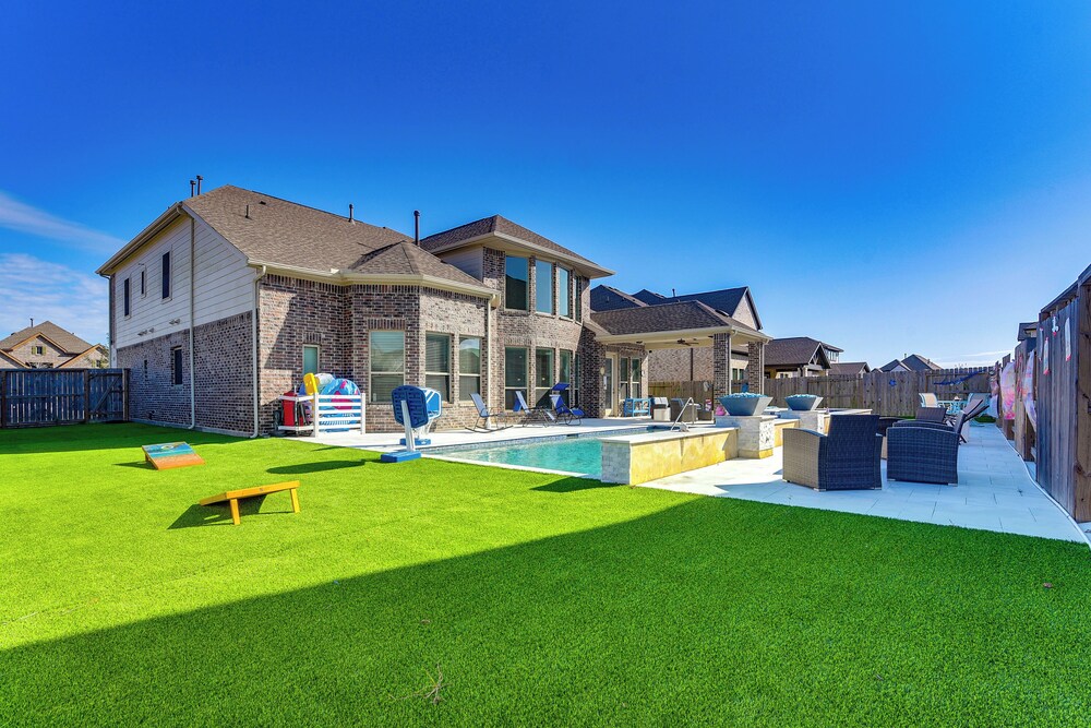 Games, Films & Outdoor Fun: Luxe Home in La Marque