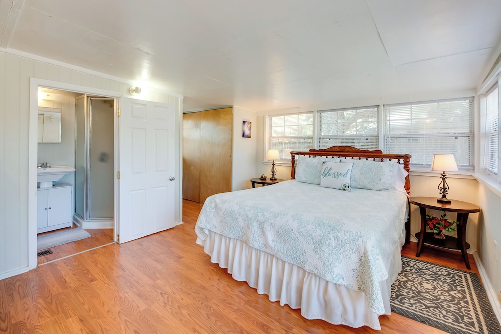 1 Mi to Fishing Pier: Apalachicola Bay Getaway!