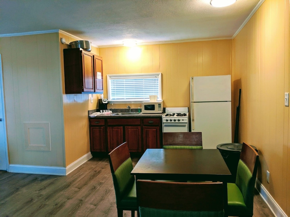 Colonial Inn Motel