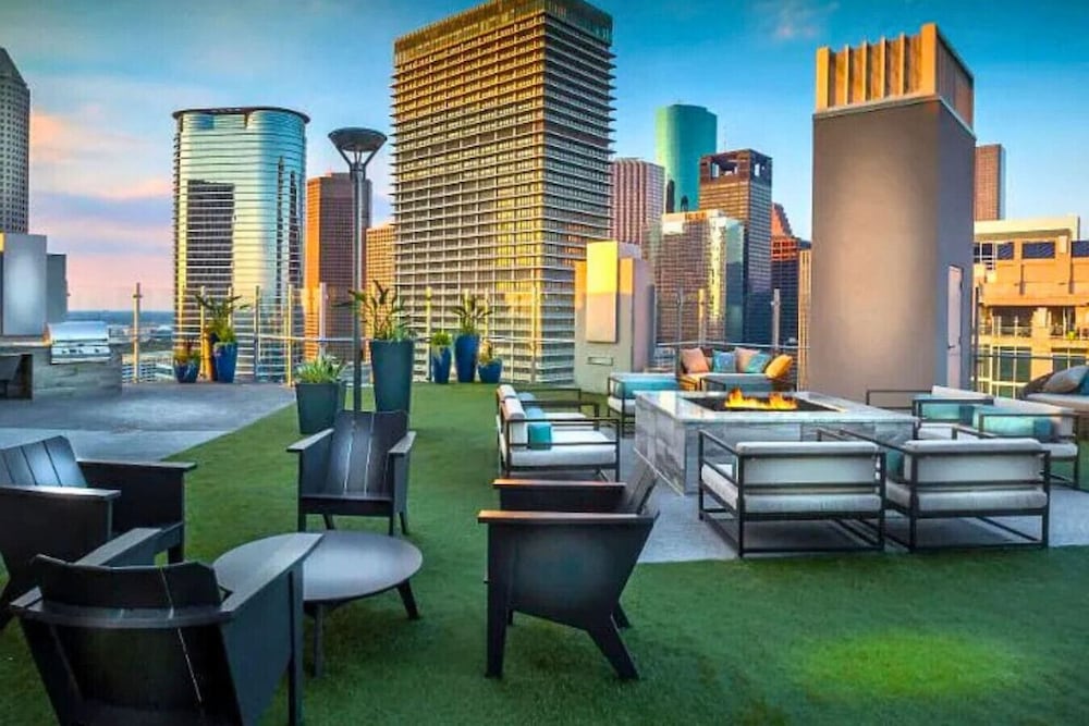 Downtown High Rise w Skyline Views Rooftop Pool