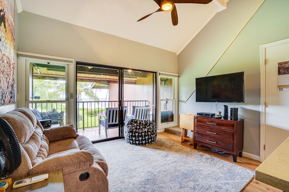 Kaunakakai Vacation Rental w/ Pool Access & A/c!