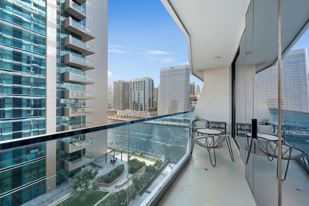 Chic 1BR Canal View at Waves Tower