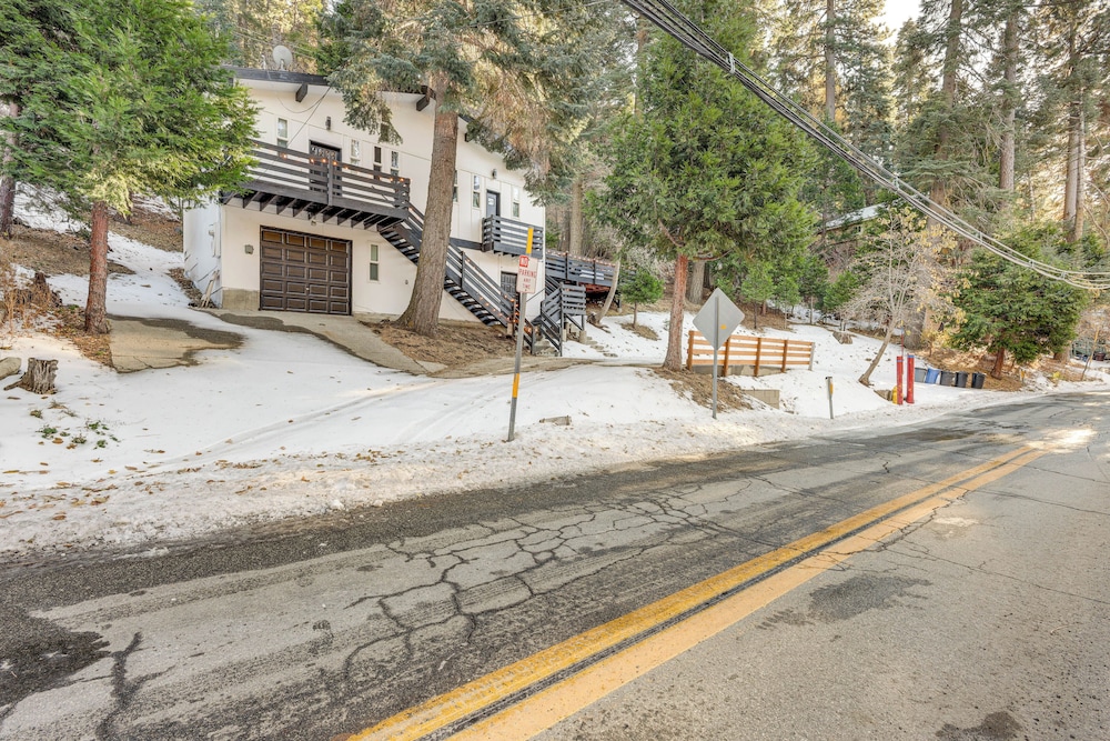 Lake Arrowhead Hideaway w/ Deck & Hot Tub