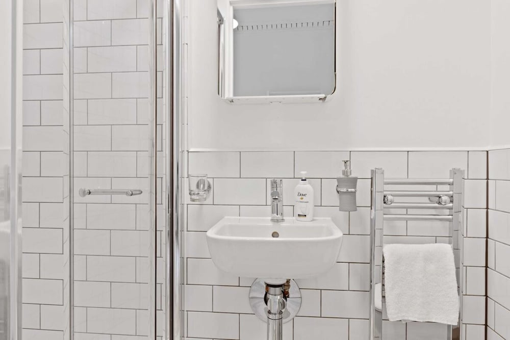 Refined, Light 1 Bed Apt w Balcony in Brixton