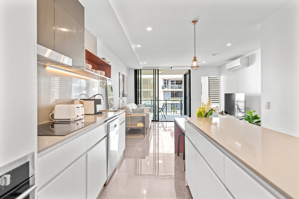 Stylish West End Stay With Rooftop Pool & BBQ