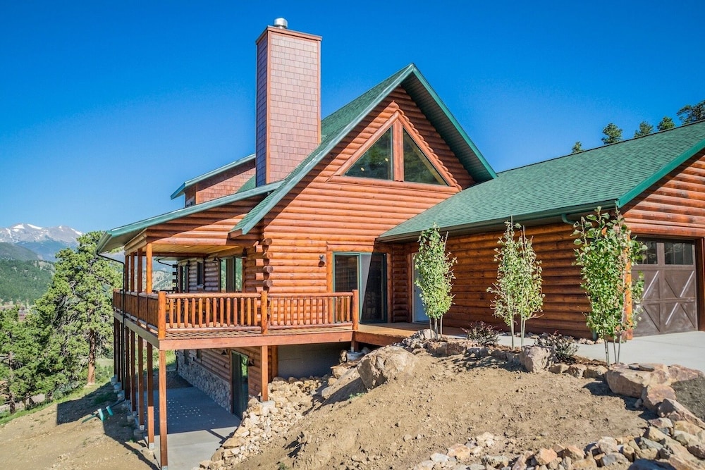 Armstrong Luxury Log Vacation  At Windcliff 4 Bedroom Home by RedAwning