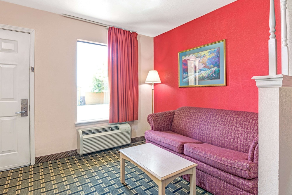 Days Inn  Suites by Wyndham Osceola AR - Property Image 11