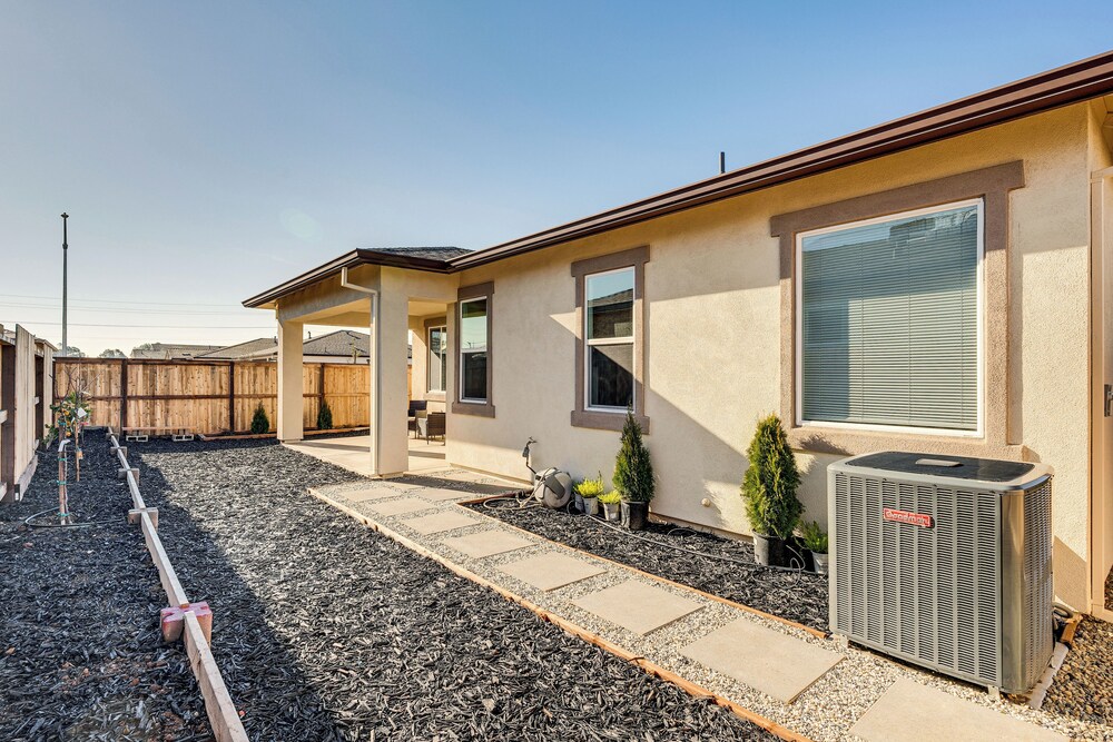 15 Mi to Dtwn Sacramento: Newly Built Home!
