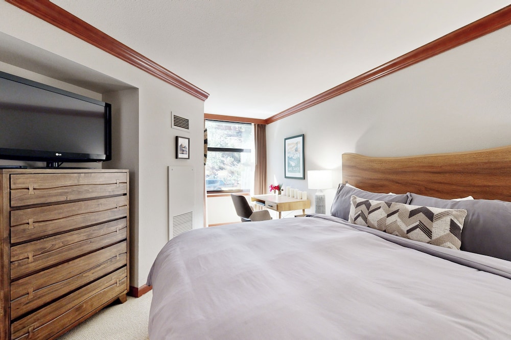 2BR Resort Condo Ski-in/ski-out, Pool, Hot Tub