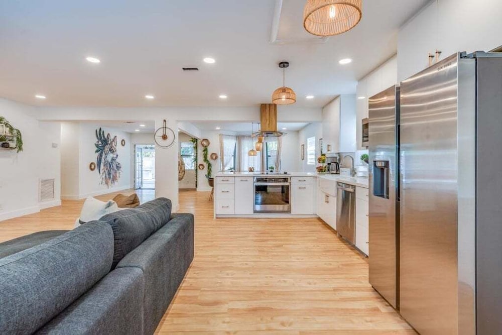 Fox Garden Luxury Boho Near Downtown & Beach 4 Bedroom Home
