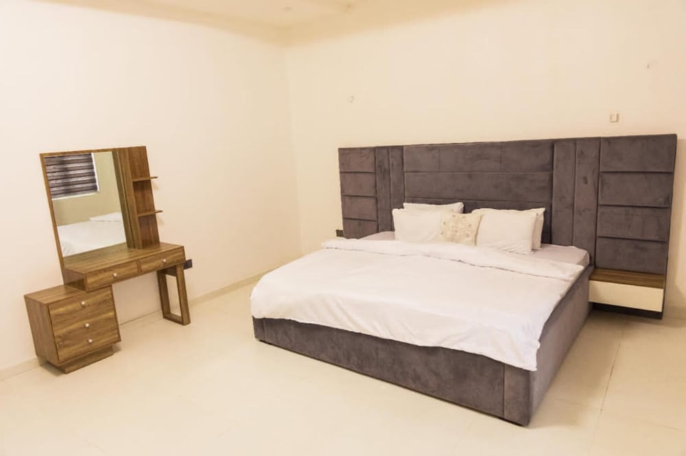 Immaculate 4-bed Apartment in Lekki view 5