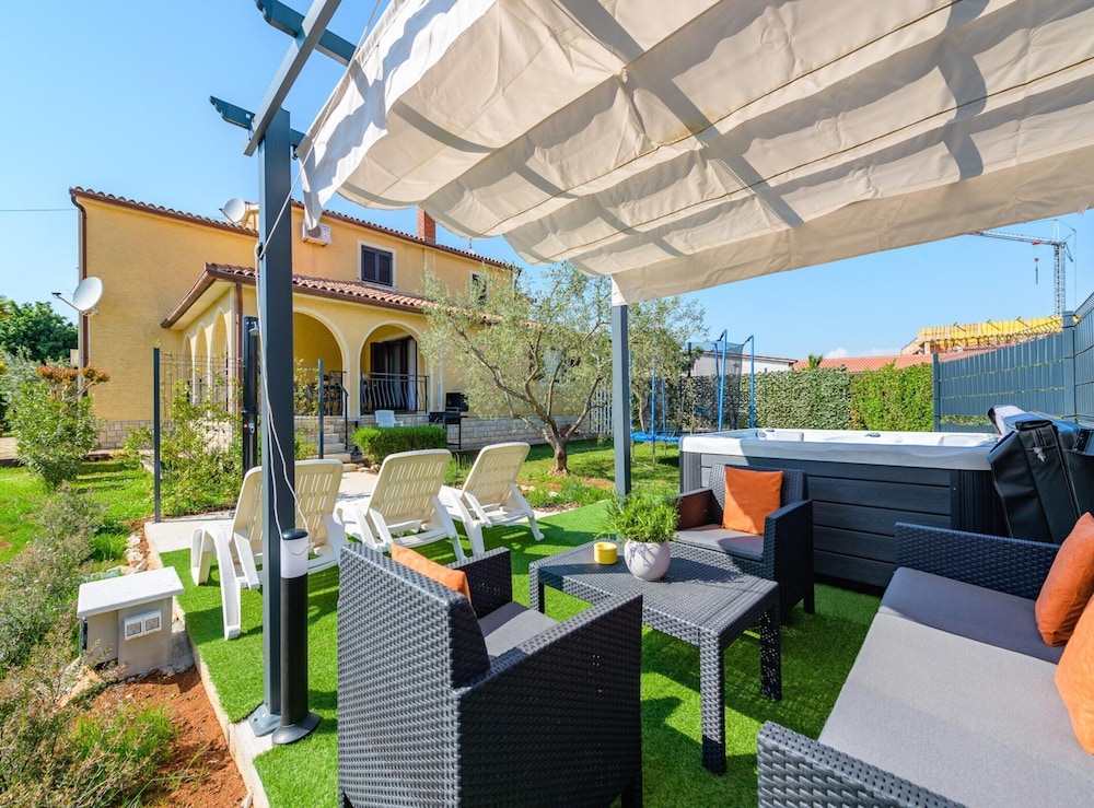 Spacious Apartment With Garden