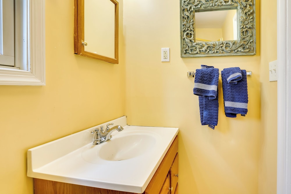 Greenwood Lake Cottage w/ Shared Dock & Hot Tub!