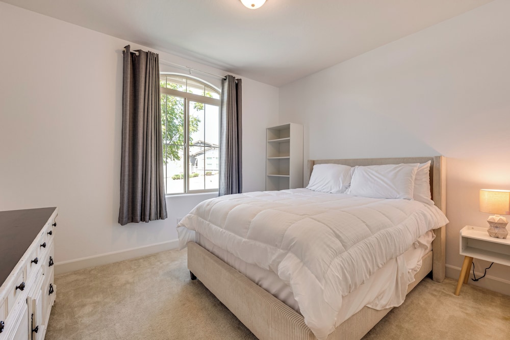 1 Mi to Golf! Spacious & Modern Home in Dinuba