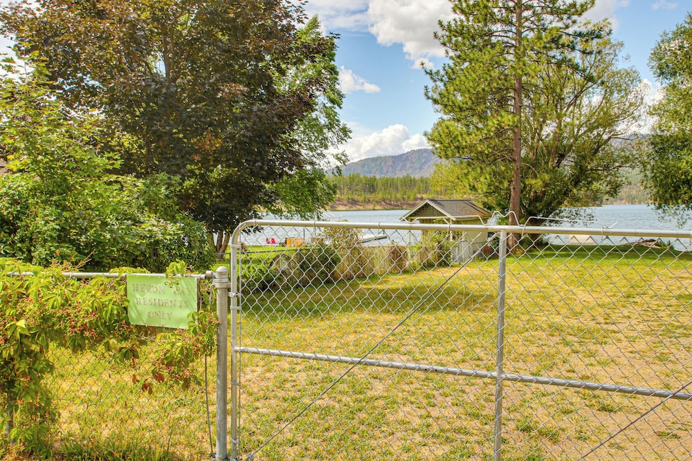 Hot Tub, Deck & Mtn Views: Nine Mile Falls Duplex
