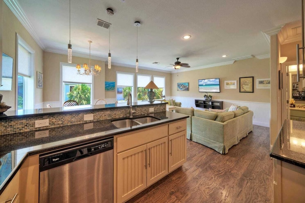 2 Homes in Las Palmeras by Avantstay Sleeps 18, Resort Pool + Private Patio Walk to Town, Golf Cart Zone