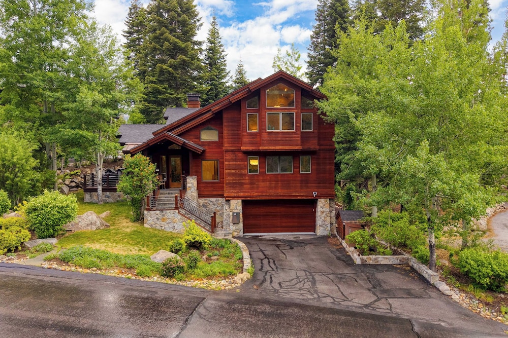 Cedars at Palisades by Avantstay Hot Tub, Resort Access, and Mountain Views
