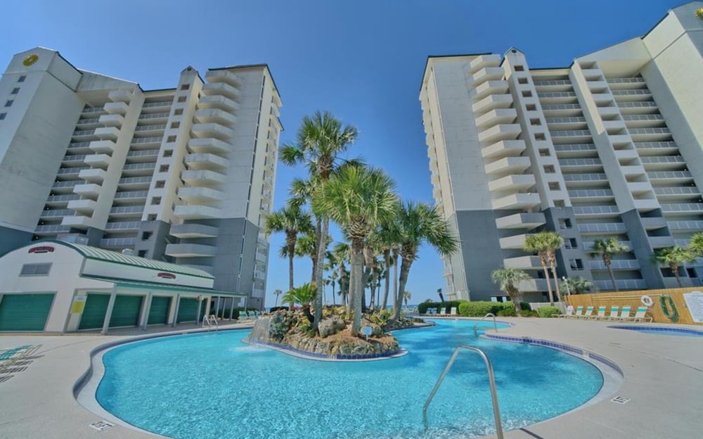 Coastal Hideaway: Cozy Beachfront Studio Sleeps 4 With Stunning Views!