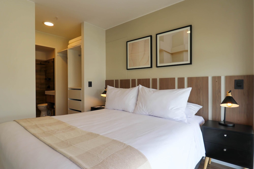 w Elegant 2BR With Balcony in San Isidro