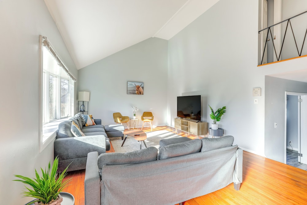 3 Mi to Dtwn: Home w/ Yard in Newark