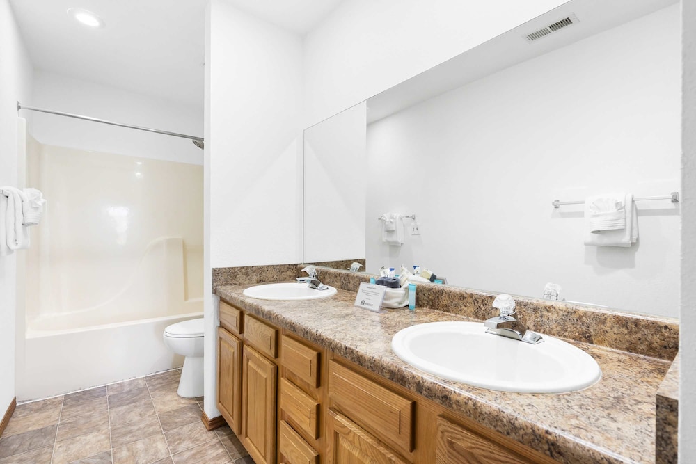 Scenic Lakeview Stay for 5!