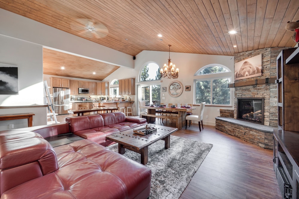Near Downhill Ski Resort! Hot Tub Haven in Truckee