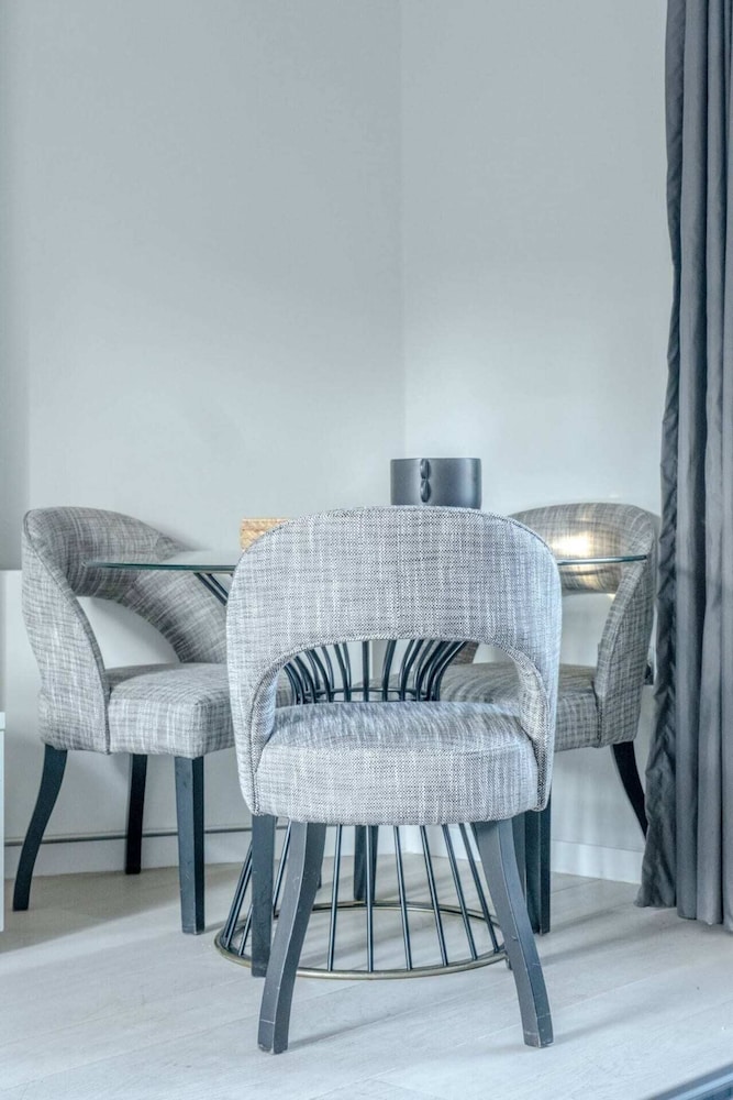 Modern and Luxurious 2 Bedroom Flat - Barons Court