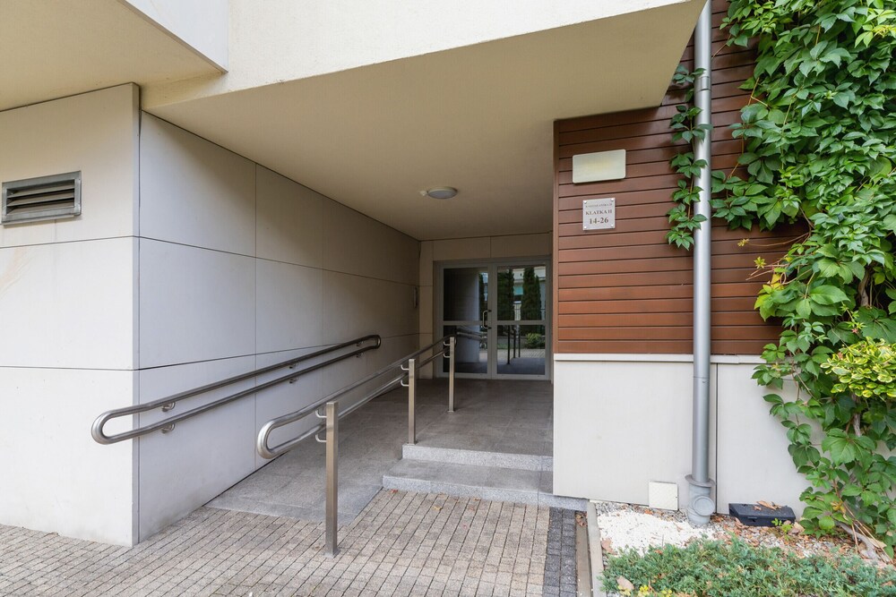 Kraków Błonia Apartment by Renters view 3