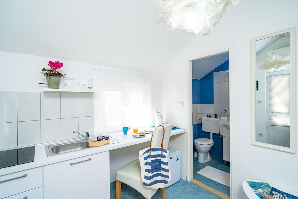 Jele Rooms